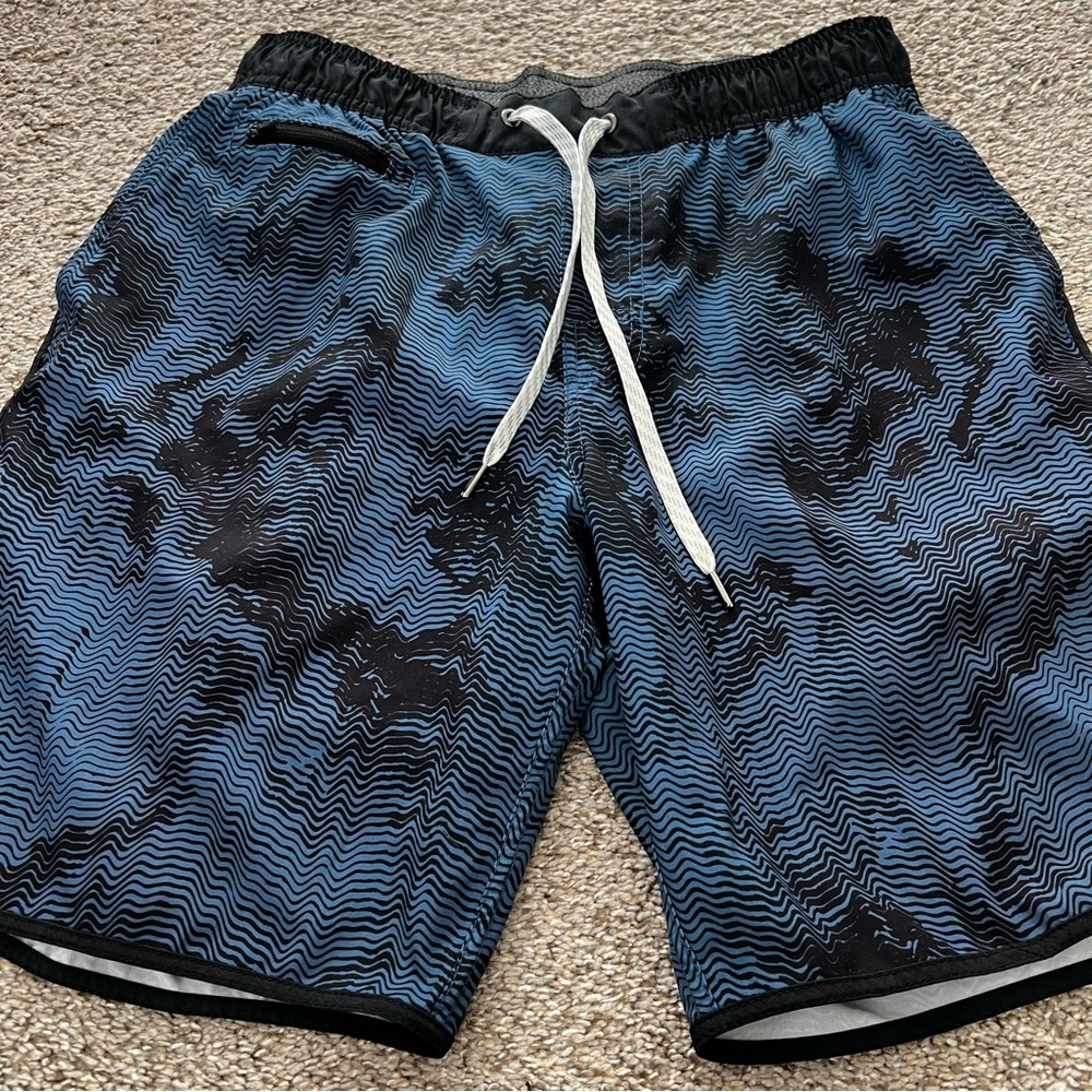 Vuori Blue Shorts with Light Blue Wave Print Size Medium